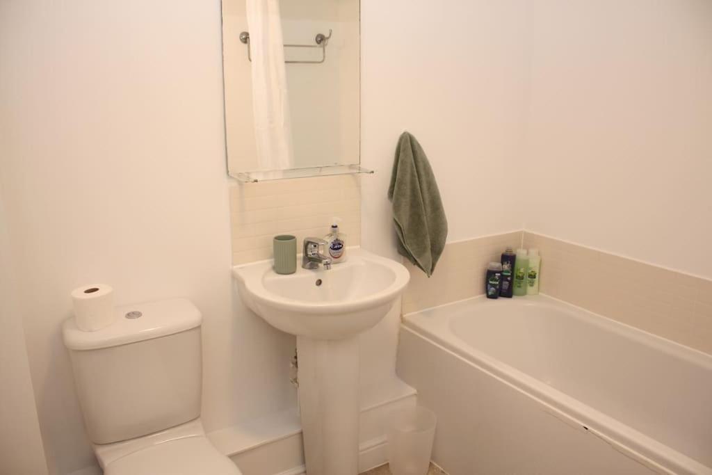 2 Bed 2 Bath Apartment & Parking - Lgw 10Min Drive 크롤리 외부 사진